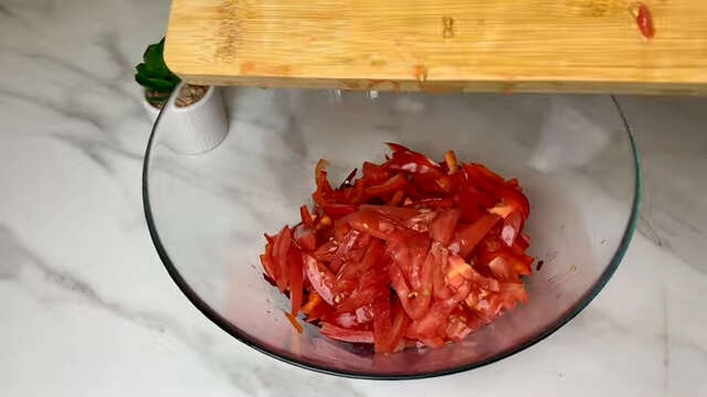 Салат из свеклы, фасоли, помидоров и перца2 (640x360, 81Kb)