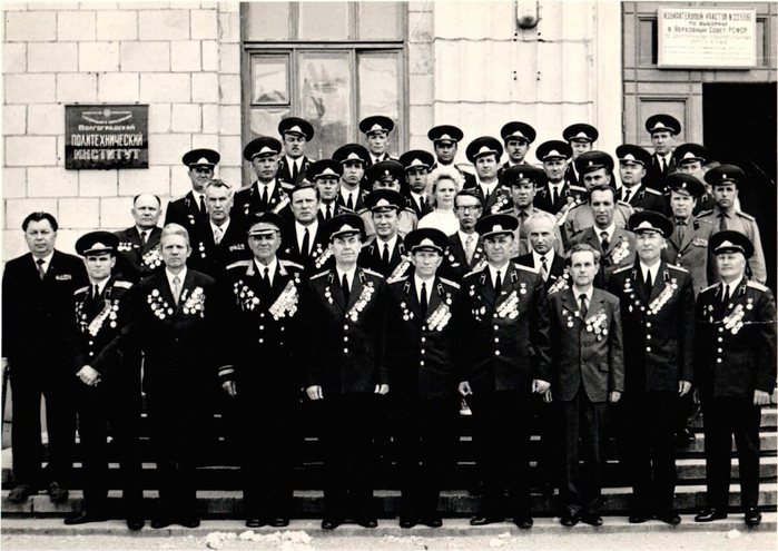 ссср Волгоград. Фото 9 Мая 1975 года, 30-летие Победы. Военная кафедра политеха. Участники Великой Отечественной войны (700x495, 477Kb)