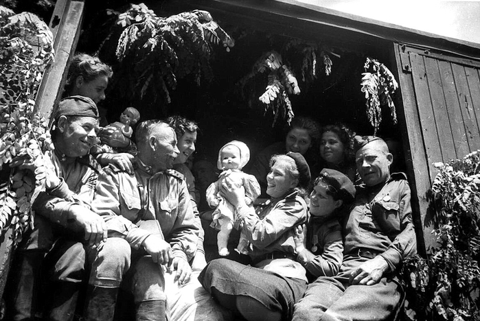 ссср Возвращение с войны, 1945 год (700x468, 248Kb)