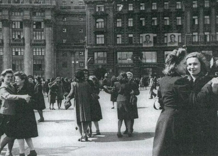 ссср В майские дни Победы, 1945 год (700x502, 279Kb)