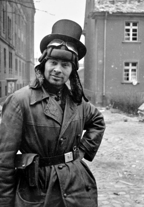 ссср Советский танкист в шлеме и цилиндре на улице Берлина, май 1945 года (488x700, 180Kb)