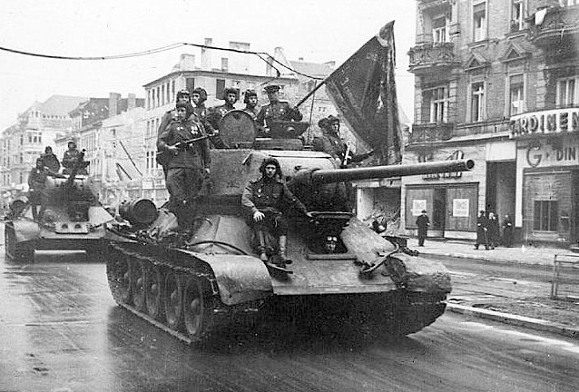0 0 Танки 3-й гвардейской танковой армии в Берлине. Май 1945 г (638x432, 158Kb)