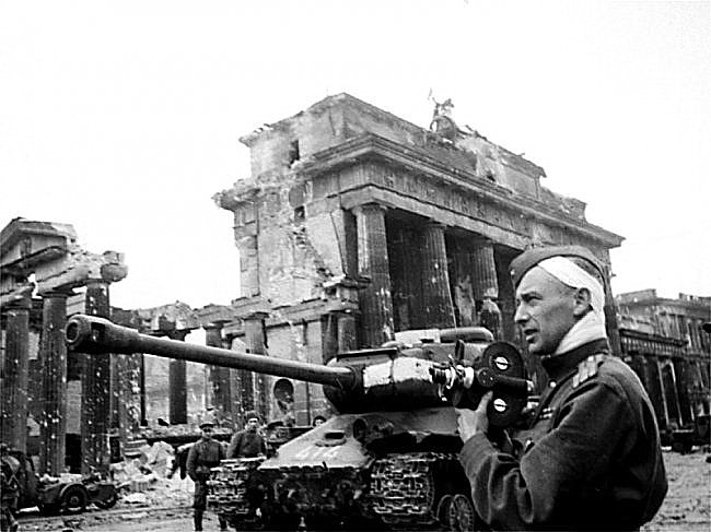 0 0 Фронтовой кинооператор  оман Кармен. Май 1945 г (650x487, 124Kb)