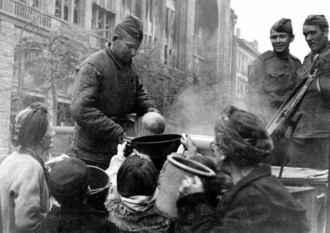 0 0 Бойцы раздают пищу жителям Берлина. Апрель 1945 г (650x459, 124Kb)