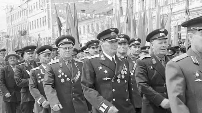 0 0 День Победы в 1965 году, город Вольск (700x393, 176Kb)