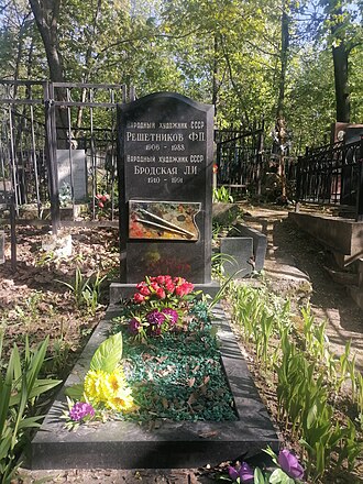 Tomb_of_Reshetnikov (330x440, 197Kb)