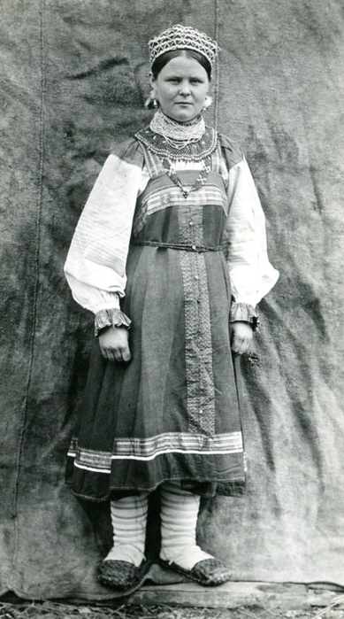  оссия Девица из деревни Ключи Ельнинского уезда. 1912 г (389x700, 504Kb)