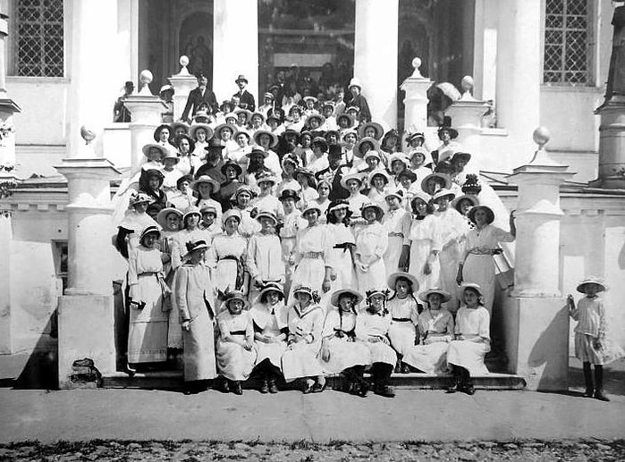  оссия После выпускной обедни гимназии О. Н. Корсунской, Ярославль 1916 год (700x517, 249Kb)