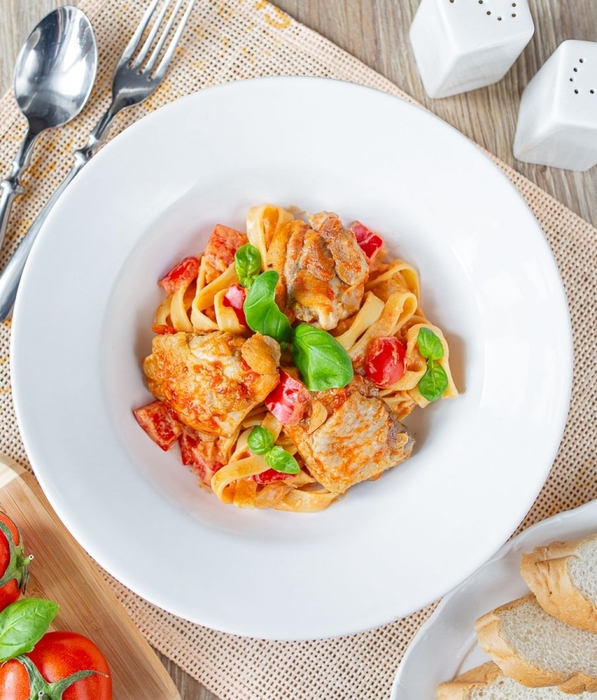 7357090_pastaskuriceiitomatnoslivochnymsousom (597x700, 288Kb)