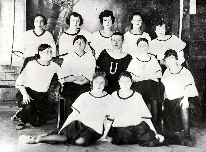 ссср 1924 год, Коми, Печора. Состав первой женской группы жемского спортклуба «Полярная звезда» (700x517, 358Kb)