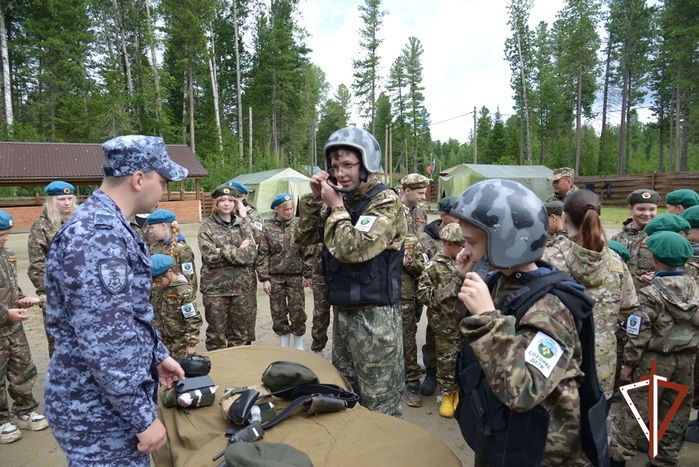 7290319_V_Ugre_Rosgvardiya_vstretilas_s_vospitannikami_voennosportivnogo_palatochnogo_lagerya (700x467, 316Kb)