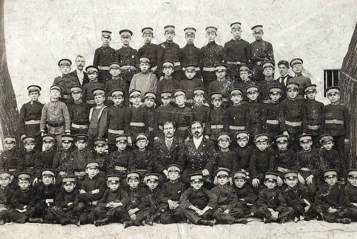  оссия Воспитанники мужской гимназии, Одесса 1889 год (700x468, 371Kb)