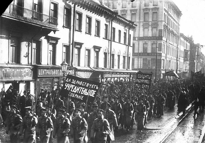  оссия Манифестация юнкеров инженерного училища, Петроград апрель 1917 года (700x488, 255Kb)