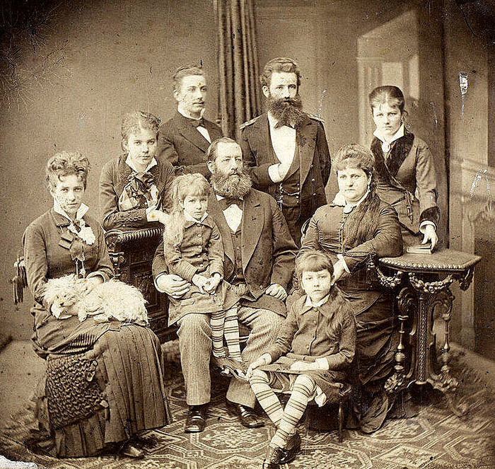  оссия Семейный портрет, 1878 год (700x663, 757Kb)