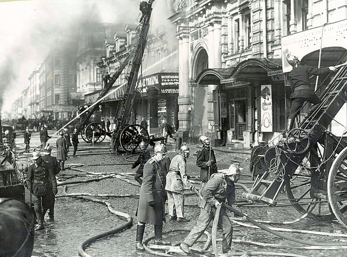  оссия Тушение пожара в Петербурге 1906 год (700x518, 425Kb)