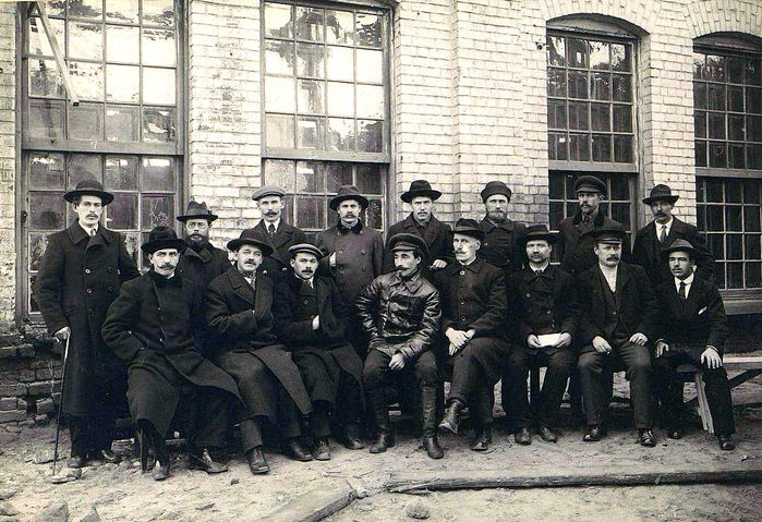  оссия Члены первого заводского рабочего комитета в Сормове, апрель 1917 года (700x479, 443Kb)