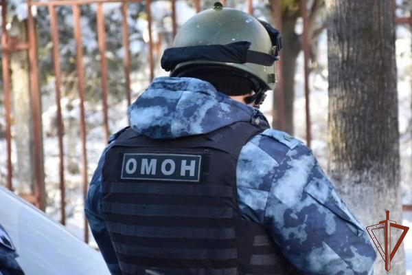 7290319_Pri_silovoi_podderjke_OMON_Rosgvardii_v_Ugre_izyali_iz_nezakonnogo_oborota_okolo_10_tonn_nekyritelnogo_tabachnogo_izdeliya (600x400, 138Kb)