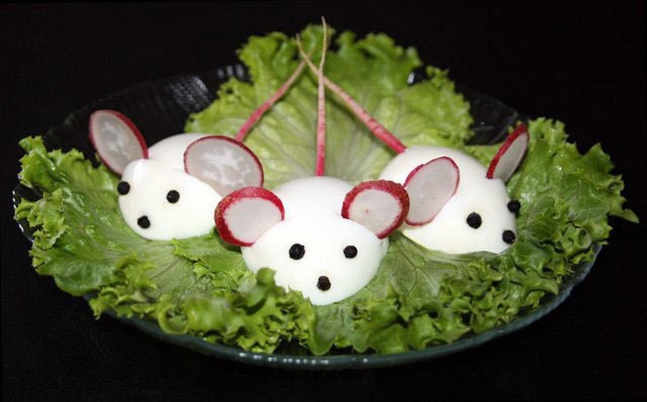 Крысам можно салат. Блюдо в виде мышки. Украшения из яиц для салатов. Мышка из вареного яйца. Закуска в виде мышек.