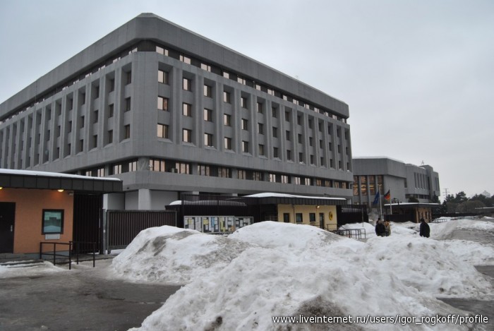 Посольство гдр. Посольство Германии в Москве. Мосфильмовская 56 посольство Германии. Здание посольства Германии в Москве. Посольство Федеративной Республики Германия.