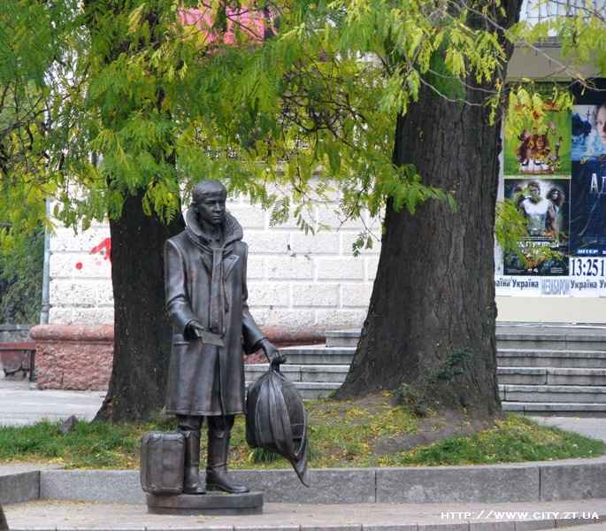 Лариосик. Лариосик в Житомире. Памятник Лариосику из Житомира в Житомире. Памятник Лариосику в Житомире фото. Кузен из Житомира.