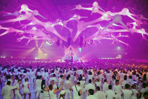 Sensation white. Сенсейшен Вайт. Сенсейшен Вайт пати. White Sensation СПБ 2009. Сенсейшн дискотека Питер.