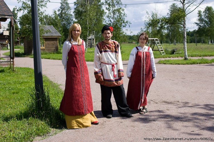 Шел молодец с красной девицею песня