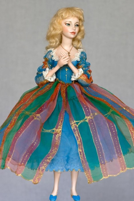 «Коломбина в голубом» На кукле воздушное платье из расписанного вручную шелкового газа. Маленькая артистка боится даже ласкового порыва ветра, так она легка и невесома. Материал: Фарфор 