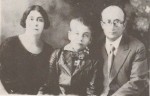 Rosa Robles de Sabartes, su hijo Mario Sabartes Robles y Jaime Sabartes - 1925.