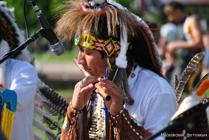Уличные музыканты индейцы. Индеец играет на флейте. Индейцы музыканты на улице играют классно. Индейцы на ВДНХ слушать.