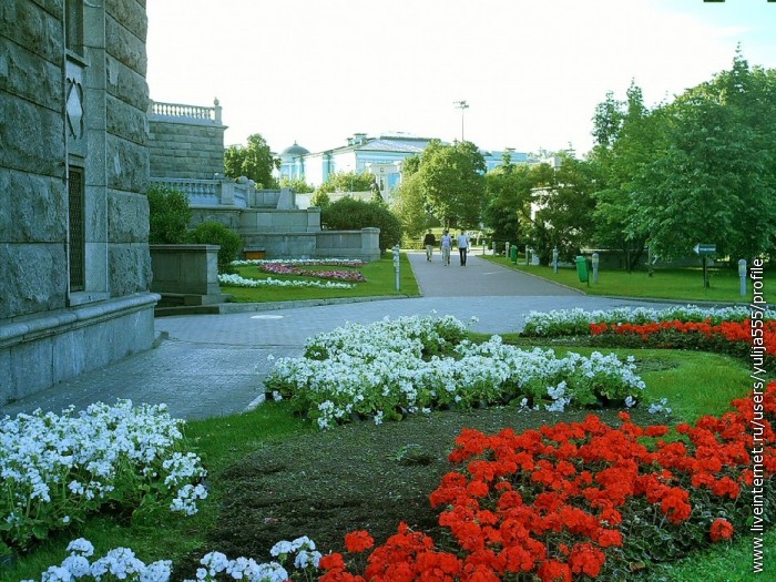 Парк у храма Христа Спасителя Москва