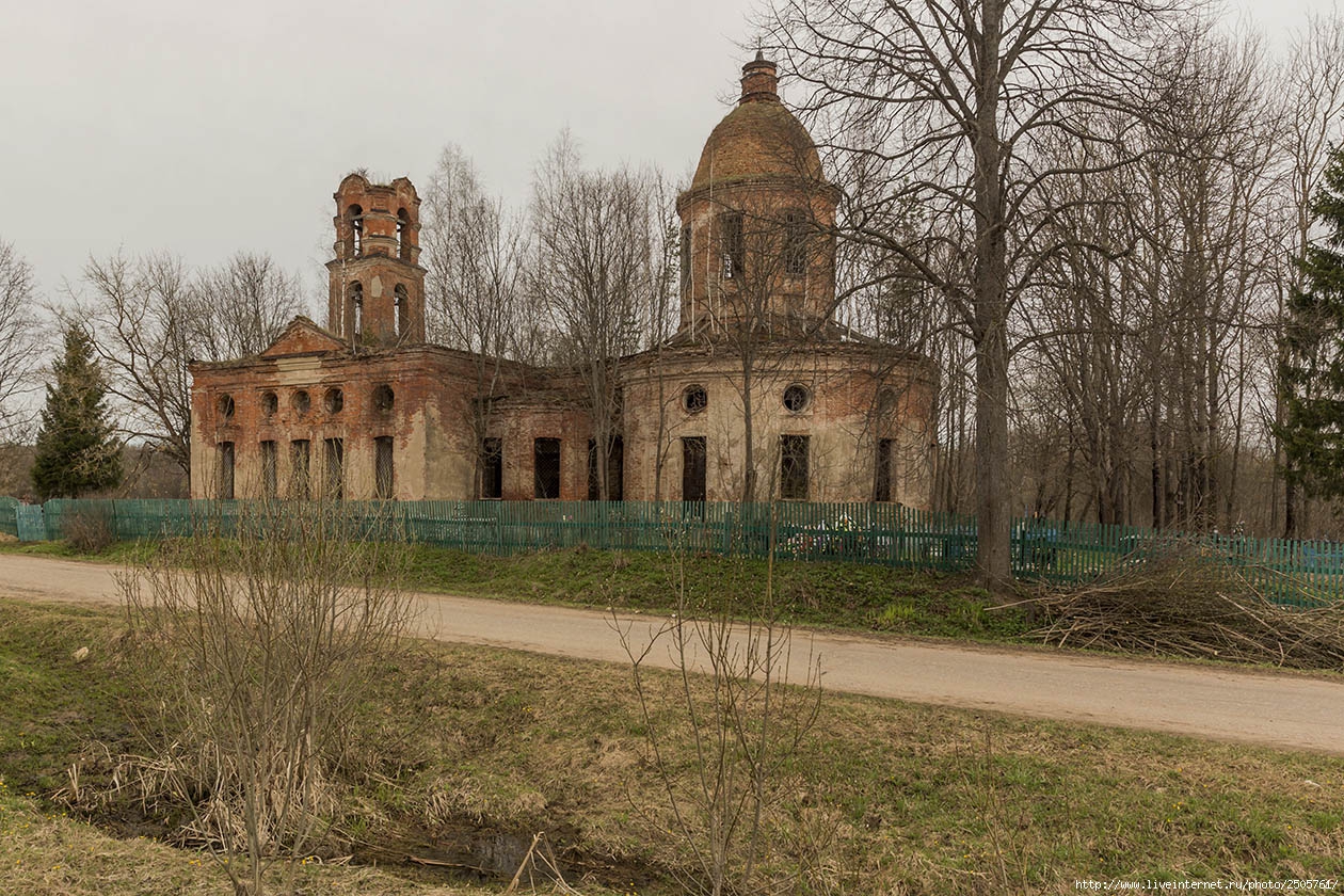 Кикино. Храм в Кикино Смоленская область. Храм Архангела Михаила д Кикино. Церковь в Кикино Темкинский район. Кикино Темкинского района Церковь Михаила Архангела.