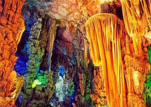    (Reed Flute Cave)     . 