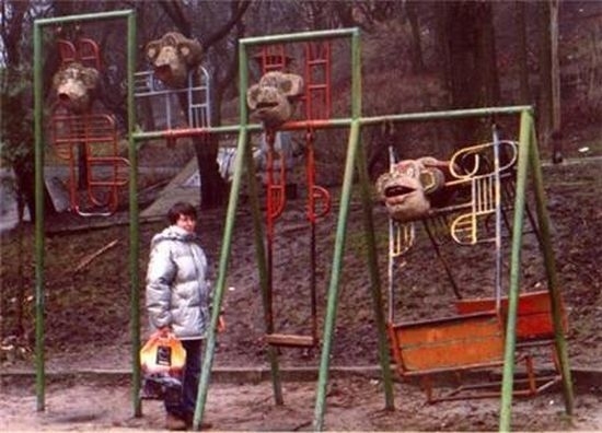Декапитированные обезьянки: к качелям присобачены туловища несчастных мартышек (Львов, Украина)