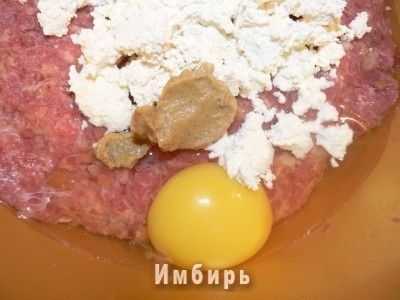 Добавить творог, яйцо и горчицу. Не рекомендую менять пропорцию фарш-творог. Эта пропорция самая удачная.