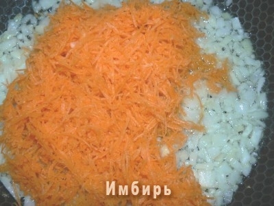 Морковь натираем на мелкой терке. Добавляем к луку. Обжариваем вместе несколько минут.