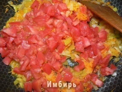 Так же мелко нарезаем помидоры, добавляем в сотейник. Перемешиваем.